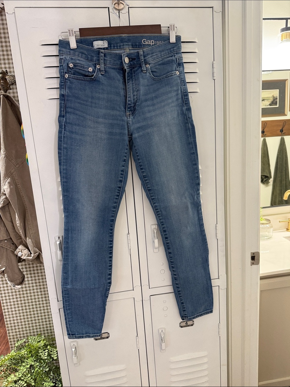 GAP Skinny Jeans in Medium Blue Wash
